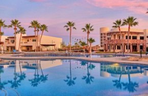 New Built Condo minutes to Beach!